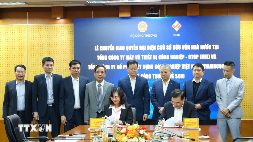 Thứ trưởng Bộ Công Thương Phan Thị Thắng và Chủ tịch Hội đồng thành viên SCIC Nguyễn Chí Thành ký kết biên bản. (Ảnh: Trần Việt/TTXVN)