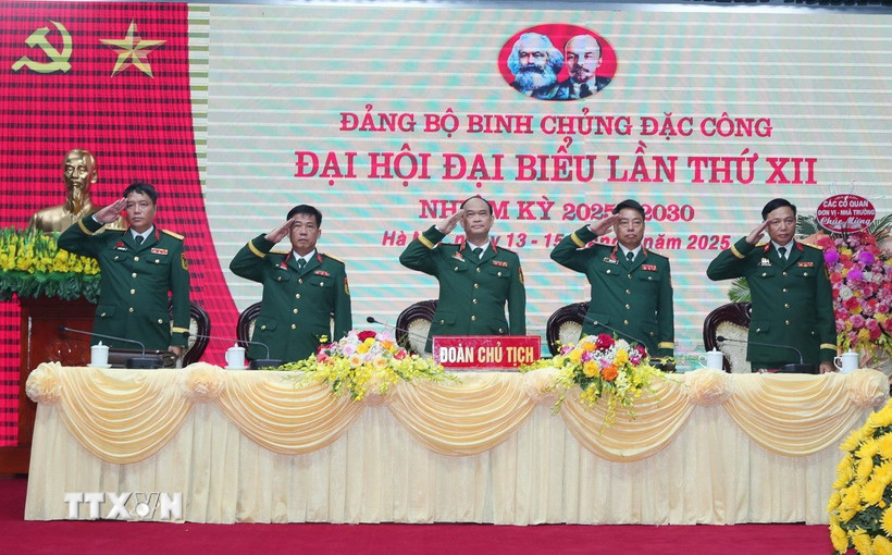 Đoàn Chủ tịch điều hành Đại hội. (Ảnh: Trọng Đức/ TTXVN)