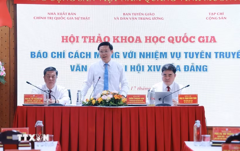 Các đại biểu chủ trì hội thảo. (Ảnh: TTXVN phát)