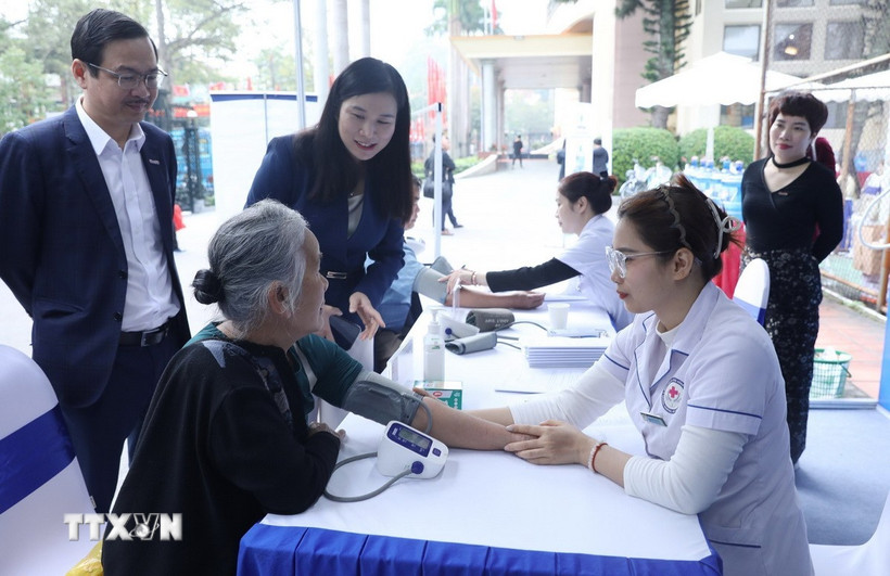 Hoạt động khám và tư vấn các bệnh thông thường, các bệnh về tim mạch, hô hấp, xương khớp, siêu âm cho người nghèo, cận nghèo, gia đình chính sách. (Ảnh: Anh Tuấn/TTXVN)