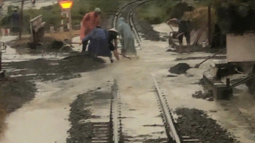 Đoạn đường sắt bị nước ngập, đất đá tràn vào đường ray, gây mất an toàn ở địa phận đường sắt chạy ngang xã Nam Cam Ranh, Khánh Hòa. (Ảnh: TTXVN phát)
