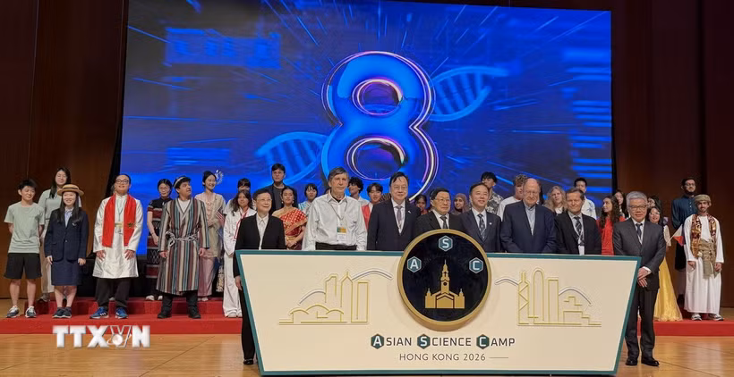 Đại diện của 28 quốc gia và vùng lãnh thổ tham dự Trại hè Khoa học Hong Kong, trong đó có đại diện Việt Nam. (Ảnh: Lê Anh/TTXVN)