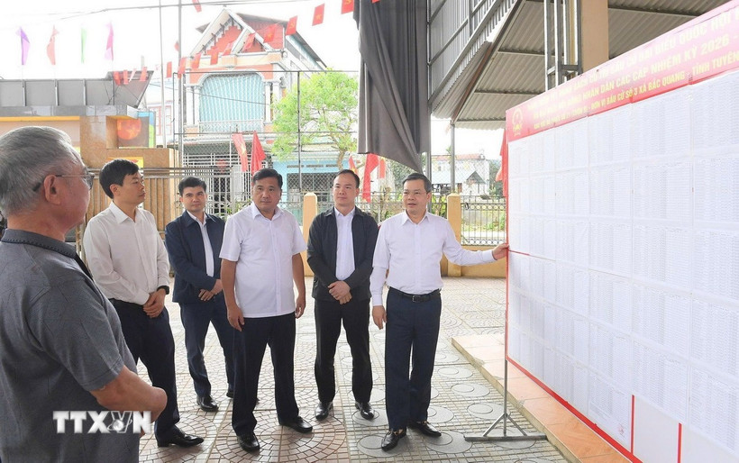 Danh sách cử tri, ứng cử viên đại biểu Quốc hội khóa XVI và đại biểu Hội đồng Nhân dân các cấp nhiệm kỳ 2026-2031 được niêm yết đầy đủ tại các thôn, bản, nhà văn hóa xã tỉnh Tuyên Quang. (Ảnh: Hoàng Hải/TTXVN)