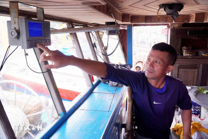 Chuẩn bị cho chuyến ra khơi, ngư dân Định Xuân Trung (xã Thái Thụy, tỉnh Hưng Yên) không quên bật thiết bị giám sát hành trình 24/24. (Ảnh: Nguyễn Công Hải/TTXVN)