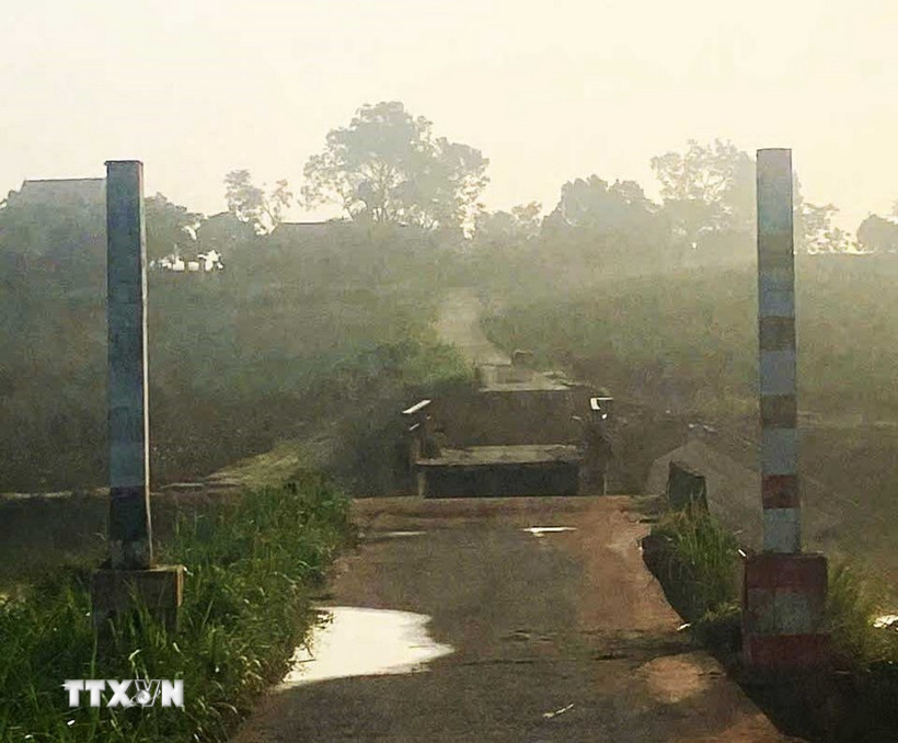 Mưa bão số 10 đã cuốn trôi cây cầu Mọ (xã Xuân Tín) và đoạn đường nối 2 mố cầu. (Ảnh: Hoa Mai /TTXVN)