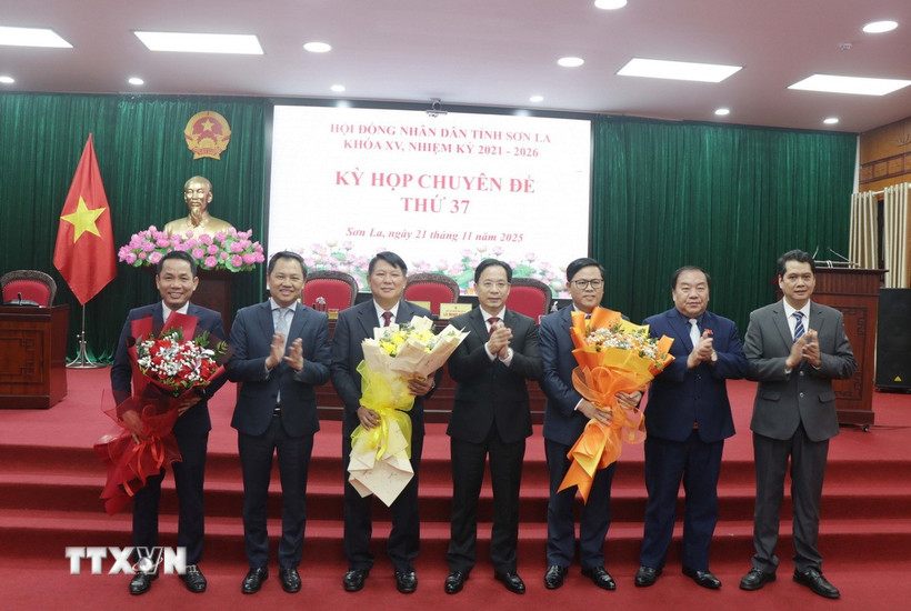 Lãnh đạo tỉnh Sơn La tặng hoa chúc mừng tân Chủ tịch, Phó Chủ tịch Hội đồng Nhân dân tỉnh và ủy viên Ủy ban Nhân dân tỉnh khoá XV, nhiệm kỳ 2021-2026. (Ảnh: Nguyễn Cường/TTXVN)