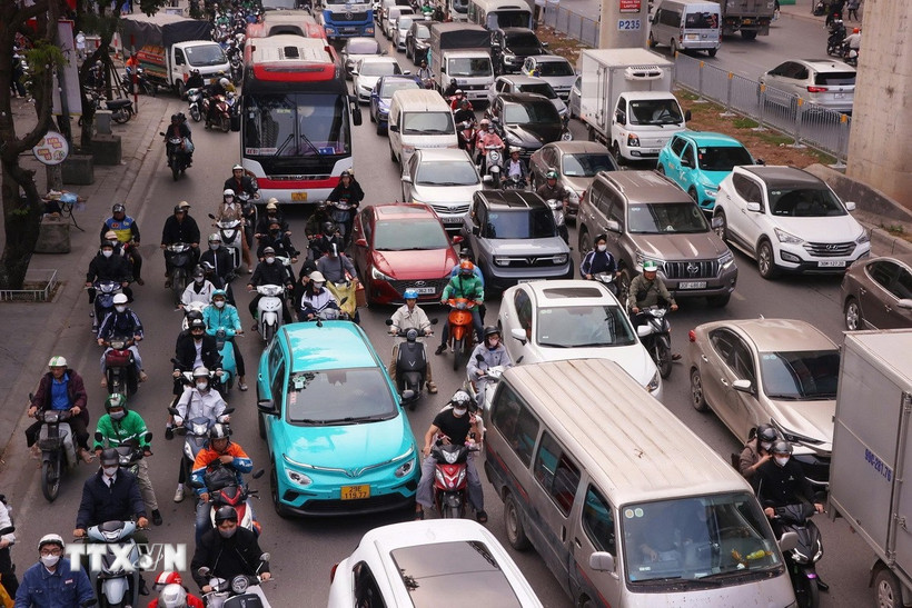 Mật độ phương tiện tham gia giao thông khu vực bến xe Mỹ Đình (Hà Nội) đã tăng cao từ cuối ngày 31/12/2025. (Ảnh: Văn Điệp/TTXVN)