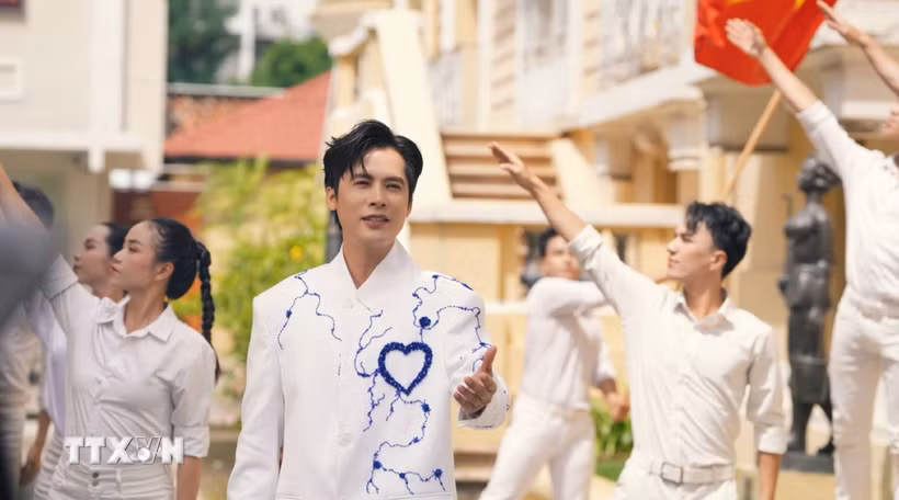 Ca sỹ Minh Sang trong dự án âm nhạc truyền thống, cổ động tiêu biểu “Tuổi trẻ Việt Nam”. (Ảnh: Hữu Duyên/TTXVN)