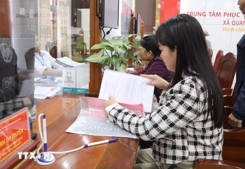 Người dân đến làm thủ tục tại Trung tâm phục vụ hành chính công xã Quang Thiện, tỉnh Ninh Bình. (Ảnh: Thùy Dung/TTXVN)