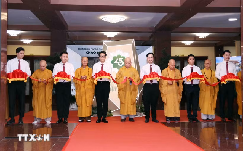 Các đại biểu thực hiện nghi thức cắt băng khai mạc. (Ảnh: Xuân Khu/TTXVN)