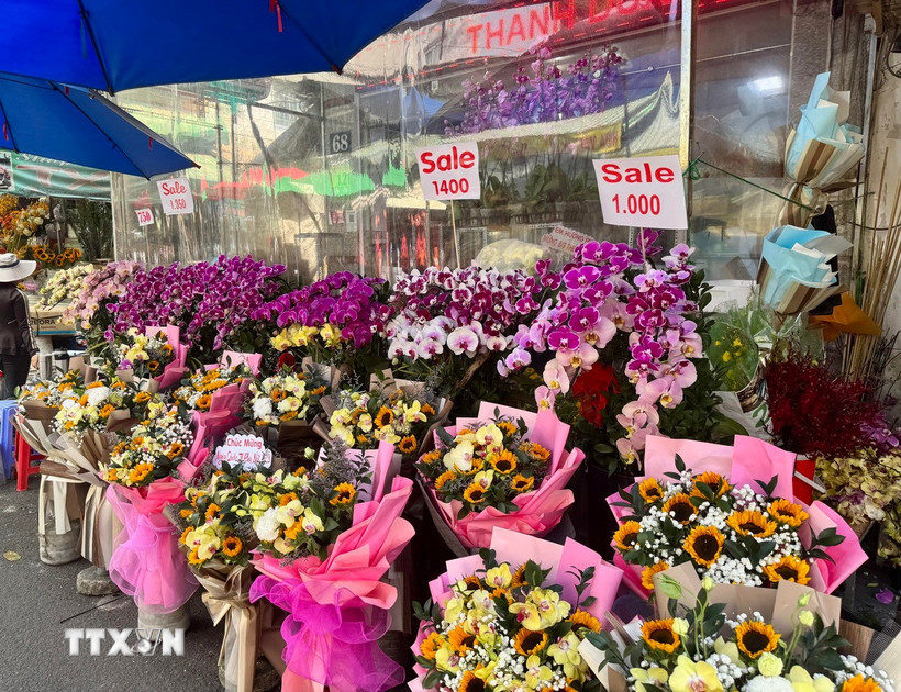 Cửa hàng bán hoa phục vụ dịp lễ 8/3. (Ảnh: Hương Giang/TTXVN)