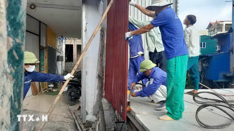 Cưỡng chế giải tỏa vi phạm đất nông nghiệp xã Nguyễn Văn Linh (Hưng Yên). (Ảnh Mạnh Khánh/TTXVN)