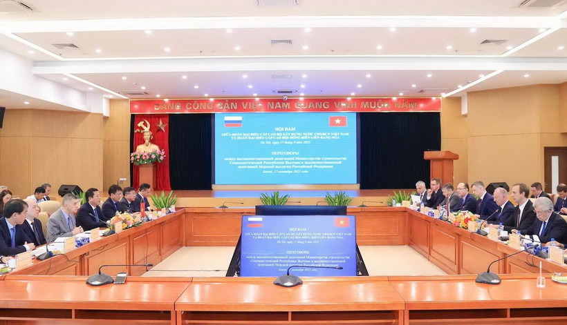Hội đàm diễn ra ngày 17.9.2025, có lãnh đạo các đơn vị thuộc Bộ Xây dựng; Đại sứ đặc mệnh toàn quyền Liên bang Nga tại Việt Nam Bezdetko Gennady Stepanovich; lãnh đạo Bộ Công Thương và các tập đoàn, doanh nghiệp Liên bang Nga. (Ảnh: Bộ Xây dựng)