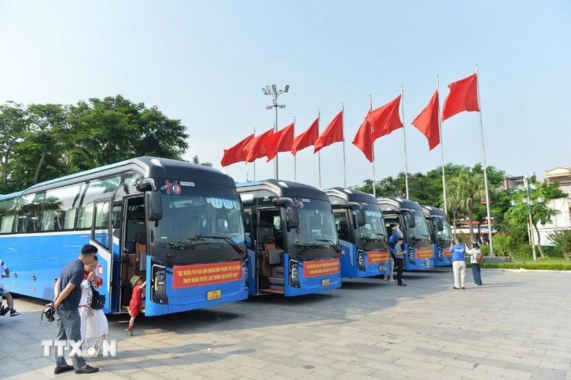 Thành phố bố trí 11 xe đưa người dân đi Triển lãm trong đó 7 xe ở Cung Văn hóa hữu nghị Việt Tiệp, 4 xe ở Trung tâm Văn hóa Xứ Đông. (Ảnh: TTXVN phát)