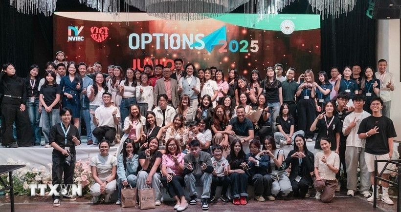 Các thành viên tham gia Hội thảo chụp ảnh lưu niệm tại sự kiện. (Ảnh: TTXVN)