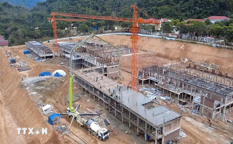 Một góc của dự án Trường PTNT liên cấp Tiểu học và THCS xã biên giới Phong Thổ đang hình thành lên giữa núi rừng Tây Bắc phục vụ cho con em đồng bào các dân tộc nơi biên viễn Lai Châu. (Ảnh: Quý Trung/TTXVN)