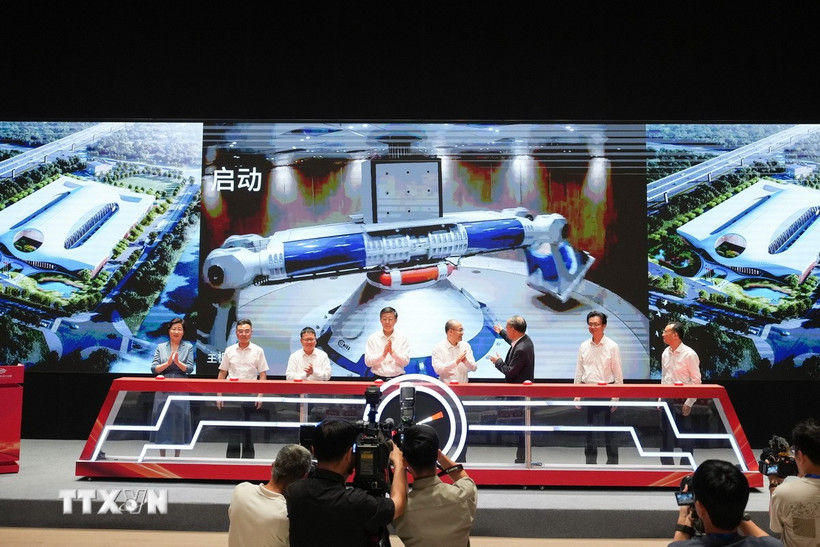 Trung Quốc vận hành máy ly tâm mã hiệu CHIEF1300, một trong những phần cốt lõi của Tổ hợp Thí nghiệm liên ngành và siêu trọng lực ly tâm, tại Hàng Châu, tỉnh Chiết Giang, ngày 29/9/2025. (Ảnh: THX/TTXVN)