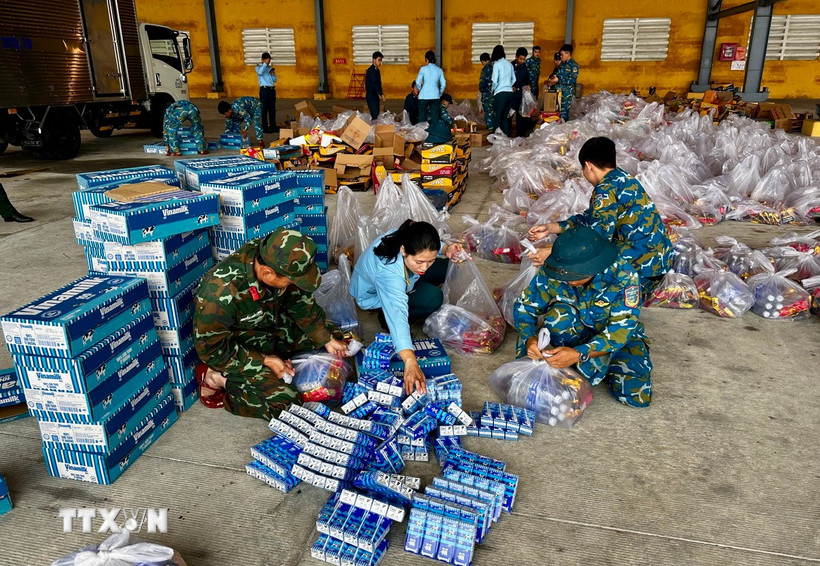 Hàng hóa, lương thực, nhu yếu phẩm được vận chuyển, sắp xếp lên máy bay để hỗ trợ người dân khu vực ngập lụt. (Ảnh: Trần Lê Lâm/TTXVN)