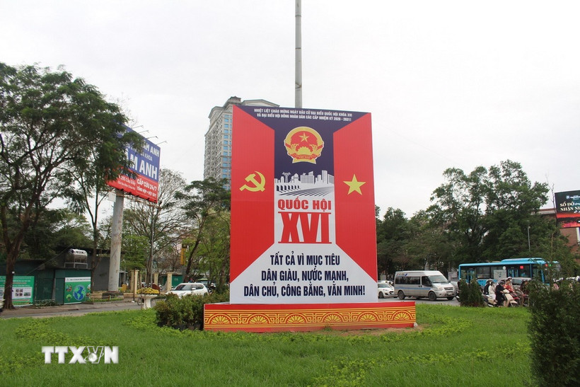 Pano tấm lớn, áp phích cổ động về Ngày bầu cử đại biểu Quốc hội khóa XVI và đại biểu Hội đồng nhân dân các cấp được đặt tại các ngã tư Nguyễn Khánh Toàn-Nguyễn Văn Huyên. (Ảnh: Nguyễn Thắng/TTXVN)