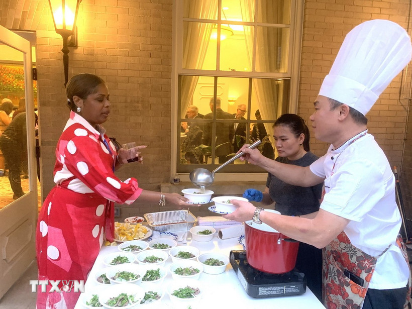 Khách tham dự thưởng thức phở bò - món ăn truyền thống được nêm nếm bằng chính các loại gia vị đặc trưng của Việt Nam tại sự kiện. (Ảnh: Ngọc Quang/TTXVN)