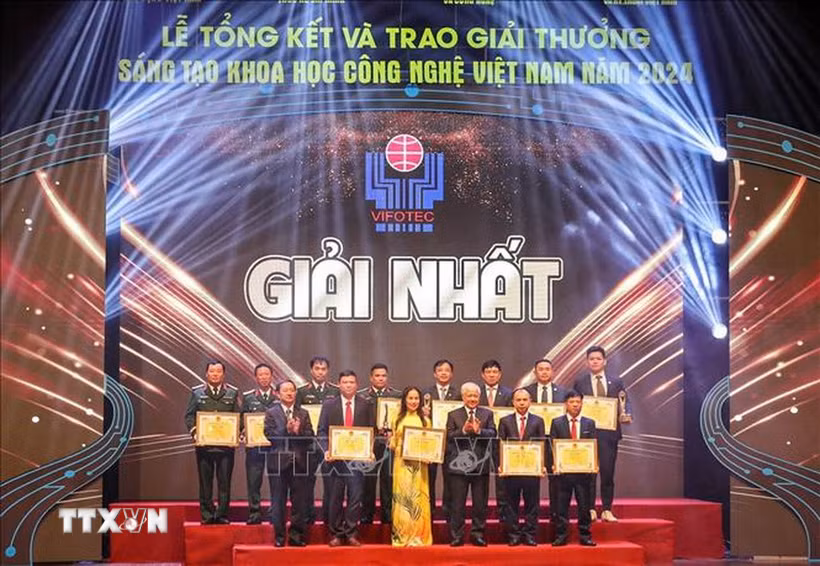 Trao giải Nhất của Giải thưởng Sáng tạo khoa học công nghệ Việt Nam năm 2024. Đồng chí Đỗ Văn Chiến, Ủy viên Bộ Chính trị, Bí thư Trung ương Đảng, Chủ tịch Ủy ban Trung ương Mặt trận Tổ quốc Việt Nam tới dự. (Ảnh: Khánh Hoà/TTXVN)