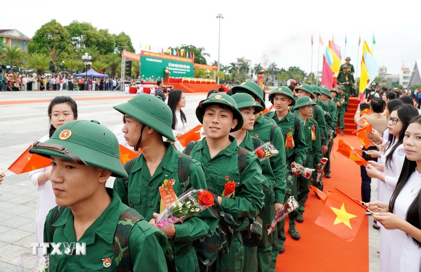 Các tân binh lên đường nhập ngũ tại Quảng Ngãi. (Ảnh: Lê Phước Ngọc/TTXVN)