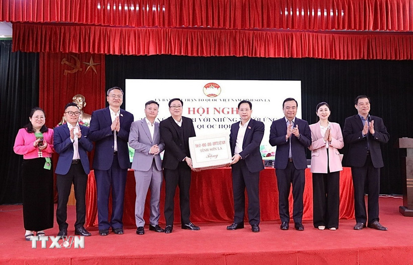 Ủy viên Trung ương Đảng, Bí thư Tỉnh uỷ, Trưởng Đoàn đại biểu Quốc hội tỉnh Sơn La Hoàng Văn Nghiệm cùng các ứng cử viên tặng quà Đảng bộ, chính quyền xã Ngọc Chiến. (Ảnh: Trọng Đạt/TTXVN)