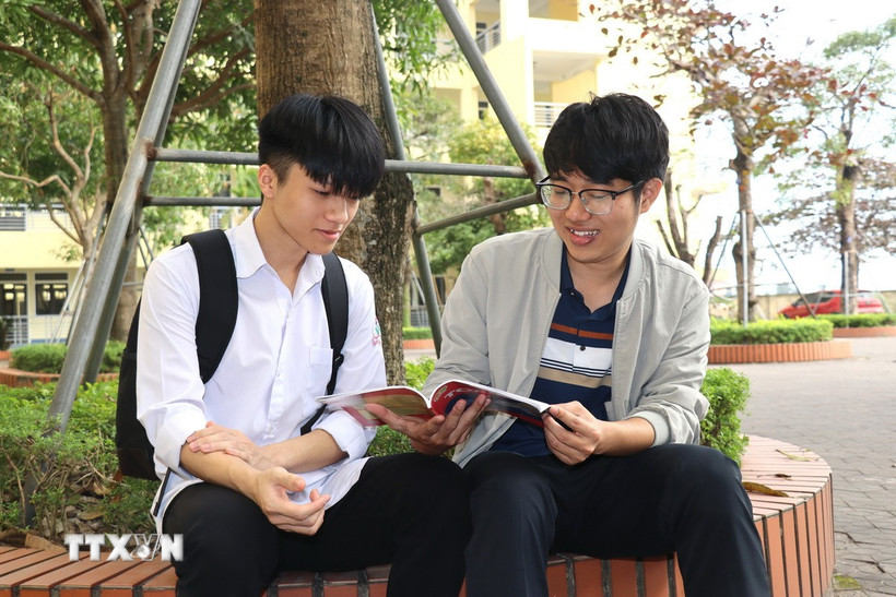 Thầy giáo Nguyễn Minh Tuấn, chủ nhiệm đội tuyển Toán vừa là người thầy vừa là người anh của Quốc Anh trong học tập và cuộc sống. (Ảnh: Hoàng Ngà/TTXVN)