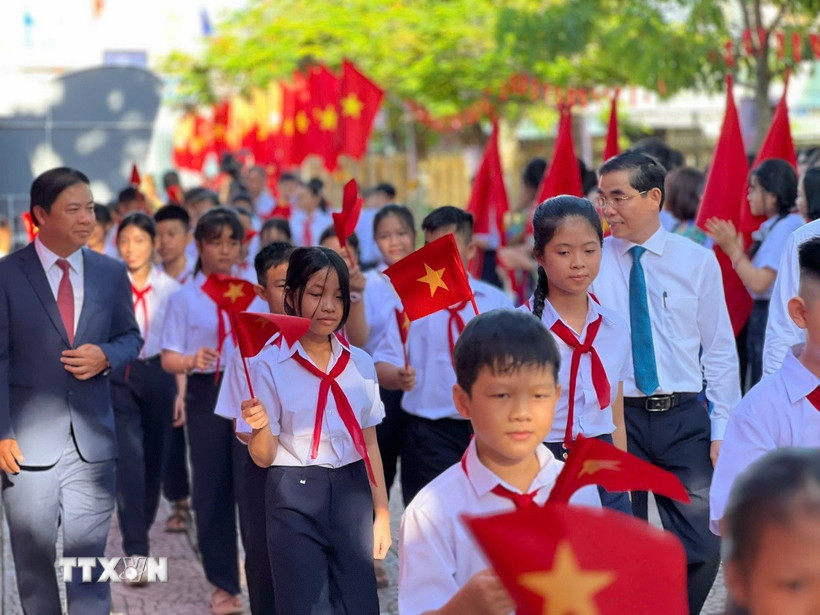 Chủ tịch Ủy ban Nhân dân thành phố Đà Nẵng Lương Nguyễn Minh Triết chào đón các học sinh tại lễ khai giảng năm học mới trường THCS Phạm Văn Đồng (xã Bà Nà). (Ảnh: Khoa Chương/TTXVN).