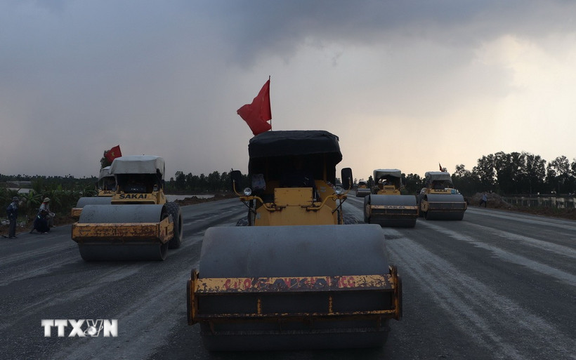 Các nhà thầu tập trung máy móc để thi công xuyên đêm tại công trường cao tốc Cần Thơ-Cà Mau. (Ảnh: Tuấn Phi/TTXVN)