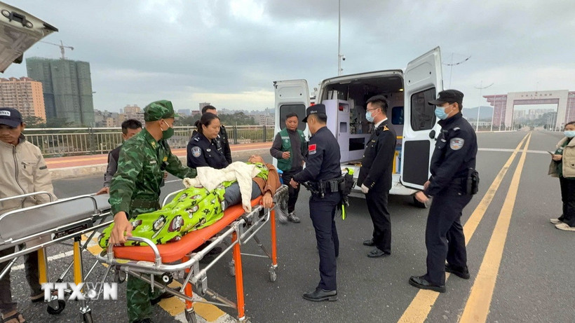 Xe cứu thương đưa anh BI MINGXIAN (sinh năm 1969), bị u não, xuất cảnh sang Trung Quốc để cứu chữa. (Ảnh: TTXVN phát)