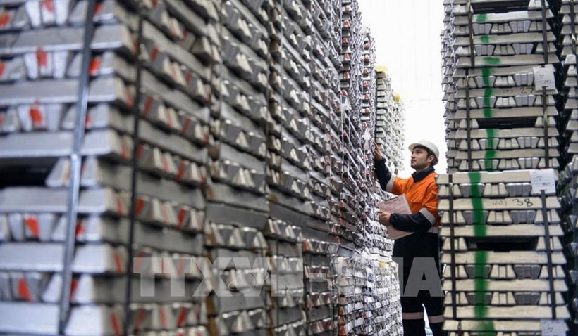 Công nhân kiểm tra sản phẩm nhôm thô ở kho cảng Canada. (Ảnh: ZUMAPRESS/TTXVN)
