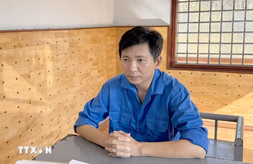 Đối tượng Phạm Trung Nghĩa tại cơ quan Công an. (Ảnh: TTXVN phát)