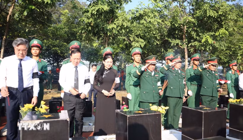 Đại diện lãnh đạo thành phố Đồng Nai cùng các đại biểu thắp hương tưởng niệm, tri ân các Anh hùng liệt sỹ. (Ảnh: Đậu Tất Thành/TTXVN)