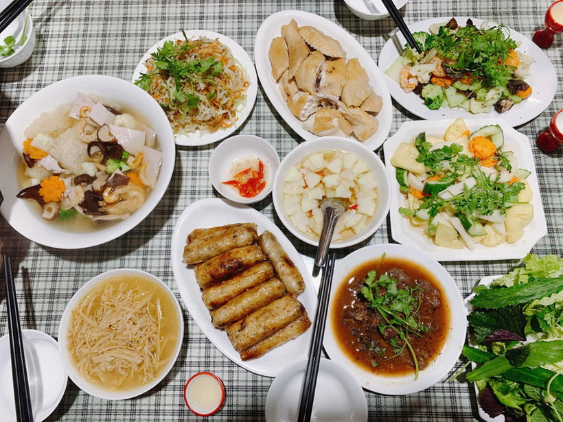 Tìm hiểu về tri thức nấu cỗ Bát Tràng - Di sản văn hoá phi vật thể quốc gia Một mâm cỗ đơn giản nhất của người làng Bát Tràng. (Ảnh: Mai Mai/Vietnam+)