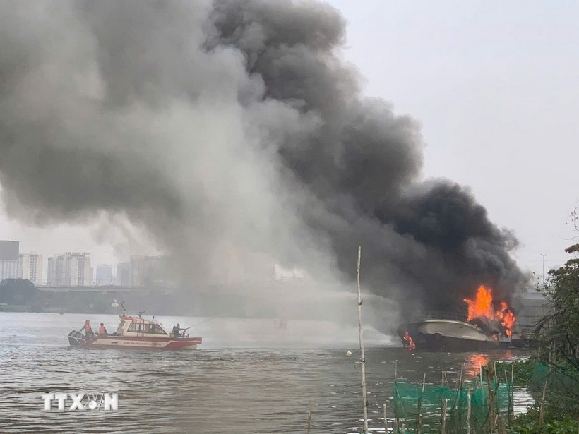 Lực lượng Phòng cháy chữa cháy dập lửa đám cháy. (Ảnh: TTXVN phát)