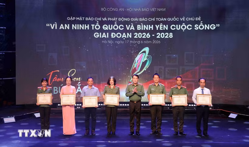 Thượng tướng Lê Quốc Hùng, Ủy viên Trung ương Đảng, Thứ trưởng Bộ Công an trao Bằng khen của Bộ trưởng Bộ Công an cho các cá nhân có thành tích xuất sắc. (Ảnh: Phạm Kiên/TTXVN)