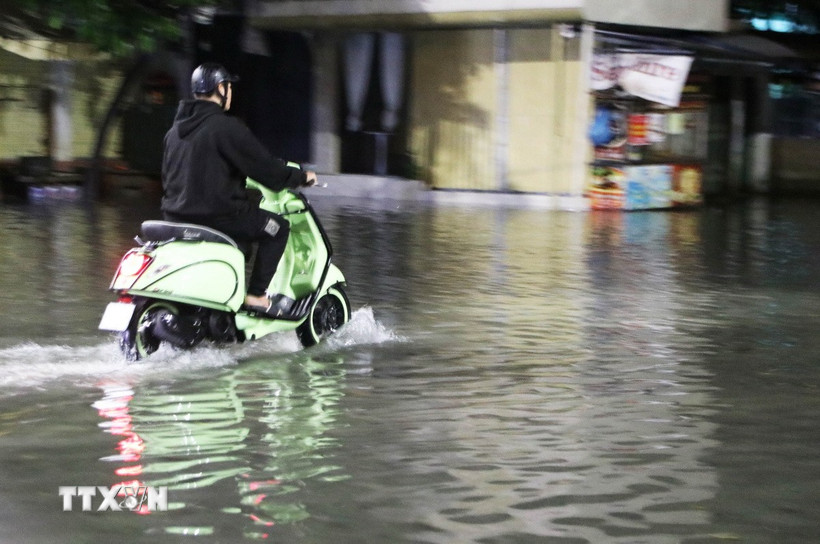 Mưa lớn gây ngập cục bộ đường An Dương Vương, phường An Cựu, thành phố Huế. (Ảnh: Nguyên Lý /TTXVN)