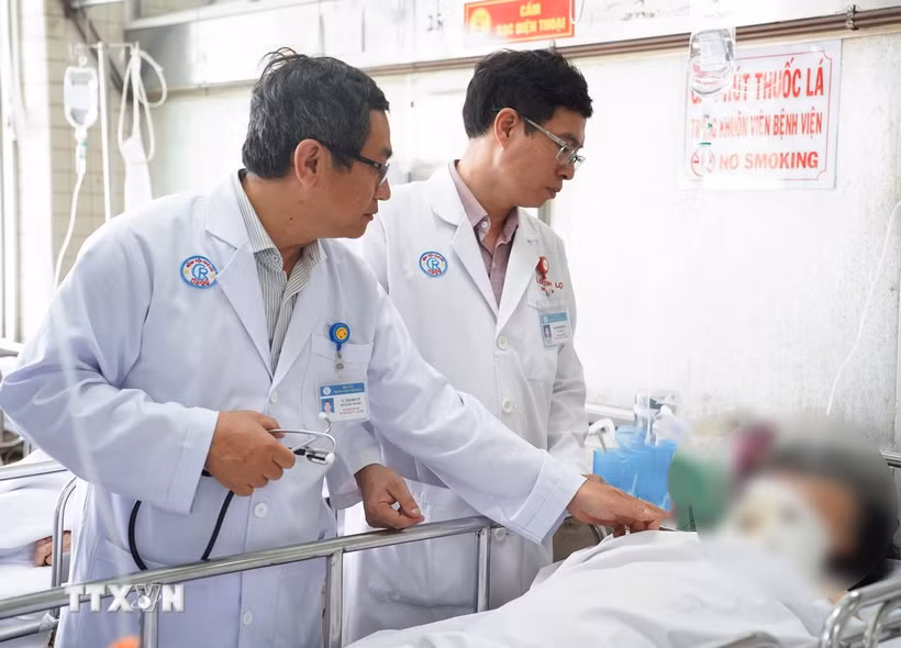 Các bác sỹ Bệnh viện Chợ Rẫy. (Ảnh: TTXVN phát)