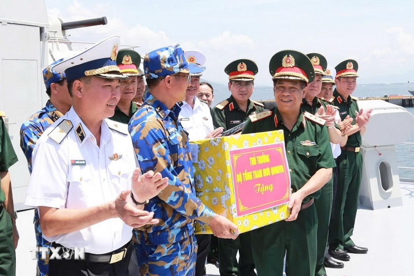 Thượng tướng Nguyễn Văn Nghĩa (bên phải) tặng quà và động viên các lực lượng tham gia luyện tập diễu binh trên biển. (Ảnh: TTXVN phát)