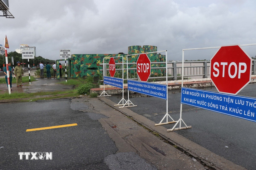 Ủy ban Nhân dân Quảng Ngãi đặt biển cấm phương tiện lưu thông qua cầu Trà Khúc 1 trên sông Trà Khúc. (Ảnh: Phạm Cường/TTXVN)