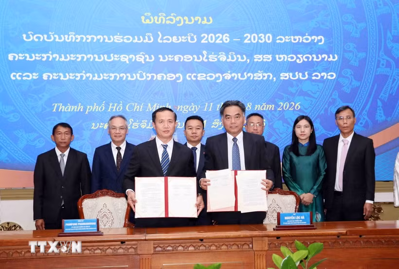 Ông Nguyễn Lộc Hà (phải), Phó Chủ tịch Thường trực Ủy ban Nhân dân Thành phố Hồ Chí Minh và ông Phimpone Phandanuvong (trái), Phó Chủ tịch Ủy ban Chính quyền tỉnh Champasak ký Biên bản ghi nhớ hợp tác giai đoạn 2026-2030 giữa hai địa phương. (Ảnh: Xuân Khu/TTXVN)