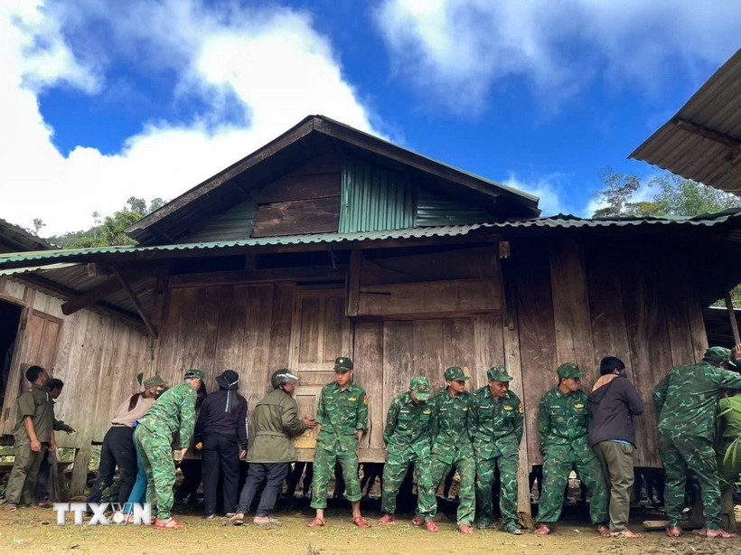 Di chuyển 4 ngôi nhà ở của đồng bào khu vực có nguy cơ sạt lở núi tại thôn Da'ding, xã Hùng Sơn, thành phố Đà Nẵng đến nơi an toàn. (Ảnh: Hoàng Sơn/TTXVN)