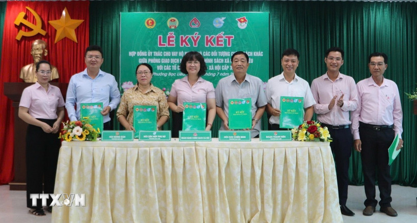 Ngân hàng chính sách xã hội Bạc Liêu (tỉnh Cà Mau) tổ chức ký kết hợp đồng ủy thác cho vay với các tổ chức chính trị xã hội. (Ảnh: TTXVN phát)
