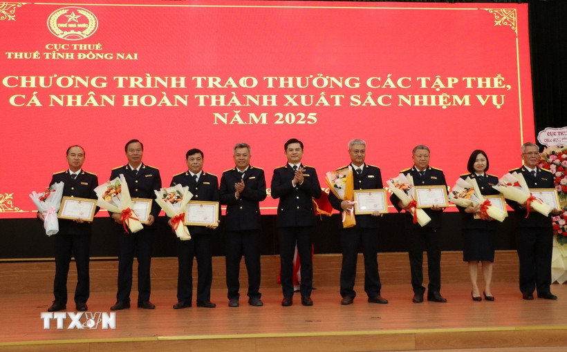 Khen thưởng cho các tập thể đạt thành tích cao. (Ảnh: Công Phong/TTXVN)