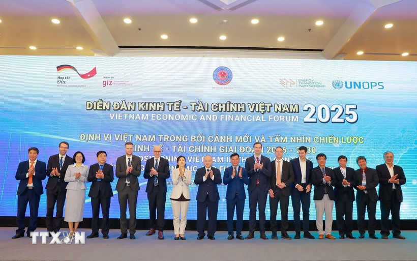 Lãnh đạo Bộ Tài chính chụp ảnh chung cùng các đại biểu tham dự Diễn đàn. (Ảnh: Khánh Hoà/TTXVN)