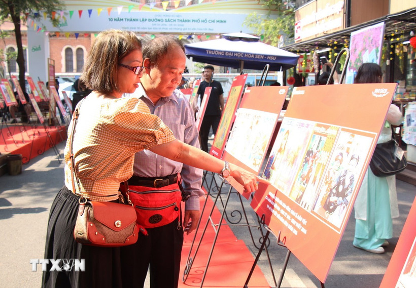 Du khách tham quan Triển lãm. (Ảnh: Thu Hương/TTXVN)