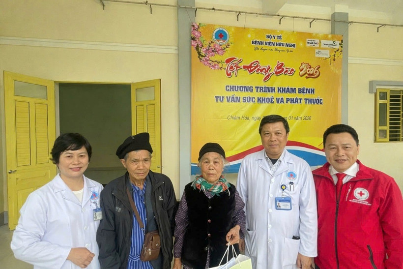 Bệnh viện Hữu Nghị phối hợp với Trung tâm Truyền hình nhân đạo tổ chức khám bệnh, tư vấn sức khỏe và phát thuốc miễn phí cho bà con Chiêm Hóa, Tuyên Quang trong khuôn khổ chương trình "Tết đồng bào 2026". (Ảnh: Vietnam+)