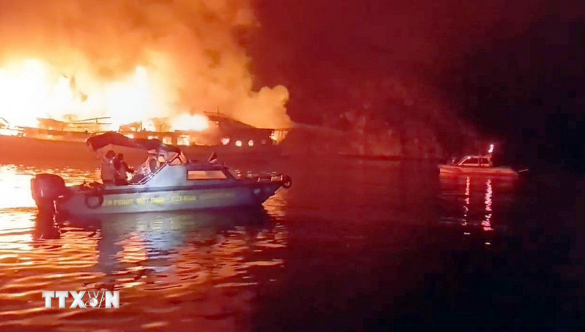 Lực lượng chức năng tiếp cận hiện trường khống chế đám cháy. (Ảnh: TTXVN phát)