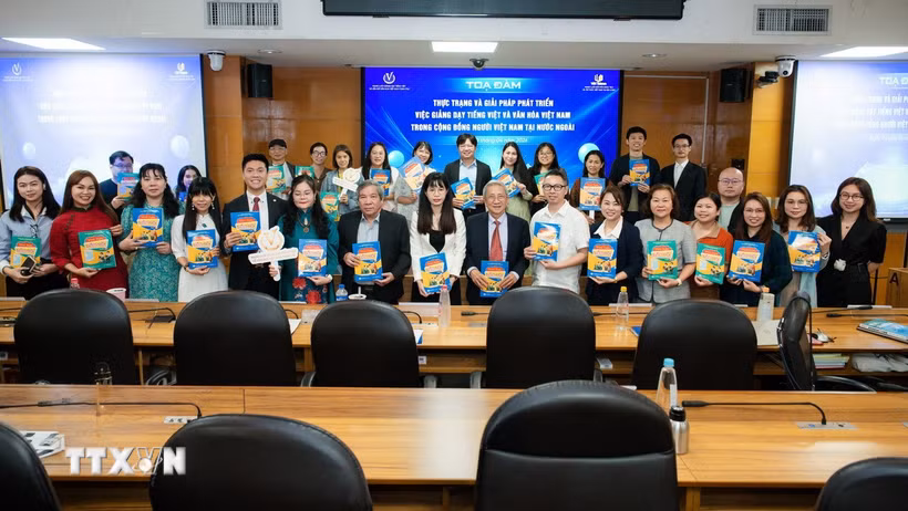 Các khách mời với bộ sách "Vui học tiếng Việt" quyển 2 tại Đài Loan, Trung Quốc. (Ảnh: TTXVN phát)